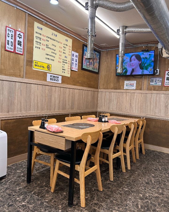 깔끔하게 정돈된 테이블과 편안한 의자가 놓인 내부