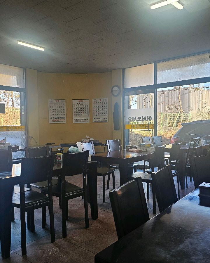 깔끔하게 정돈된 뚝방국수 내부