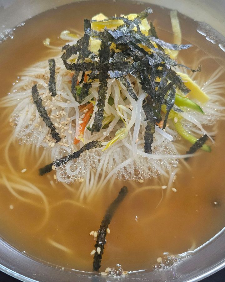 정갈하게 담겨 나온 잔치국수
