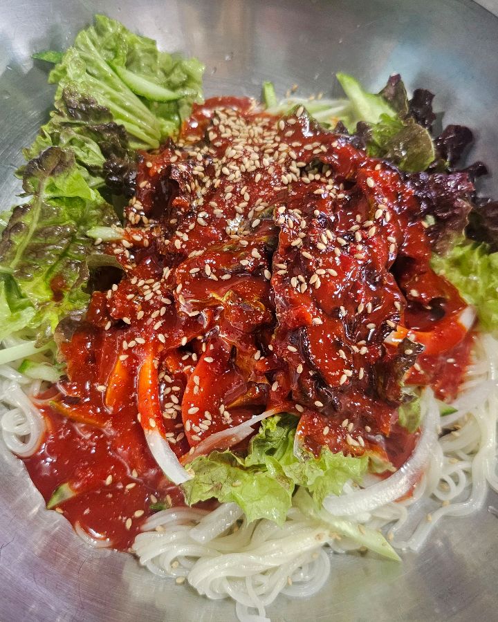 참깨가 듬뿍 뿌려진 비빔국수