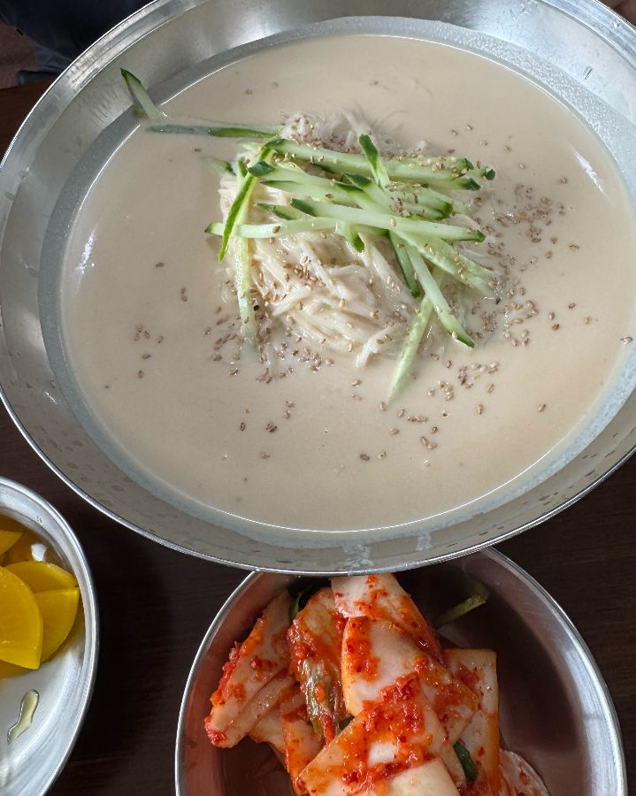 진하고 고소한 콩국수