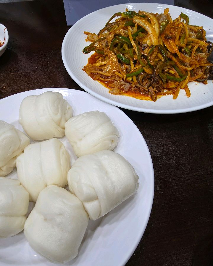 고추잡채와 빵의 조화