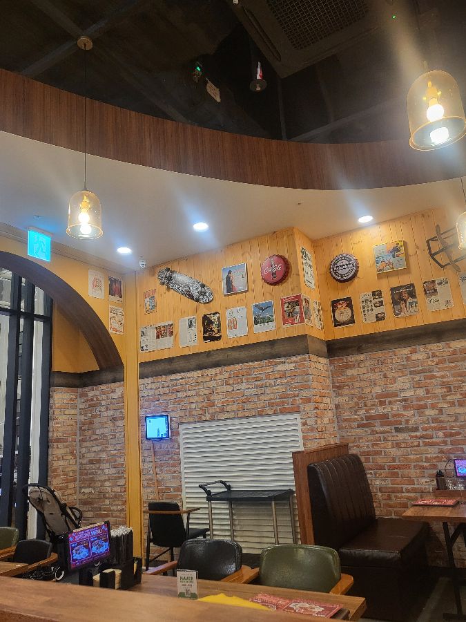 스모크타운 안성스타필드점의 넓고 편안한 내부