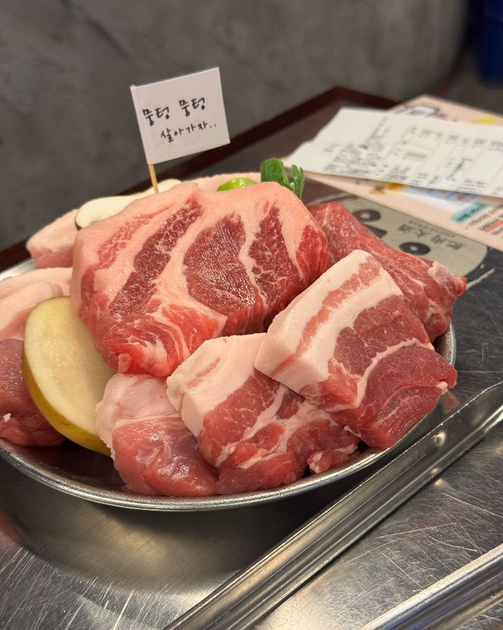 선명한 마블링을 자랑하는 뭉텅의 찐 삼겹살