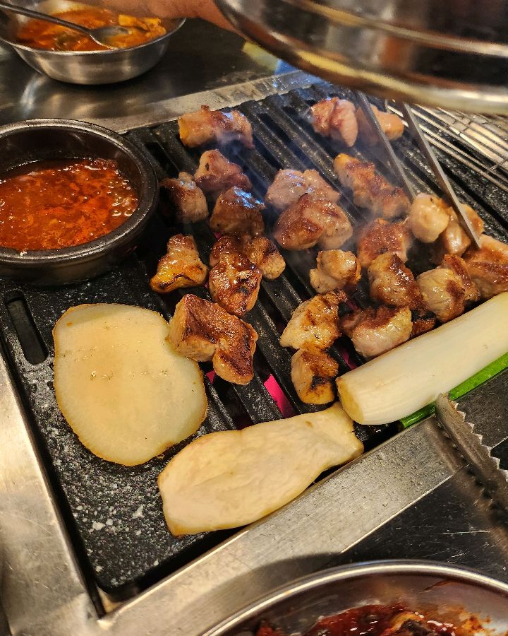 전문가의 손길로 구워지는 주먹구이