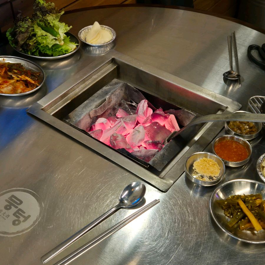 숯불 향 가득한 테이블 세팅