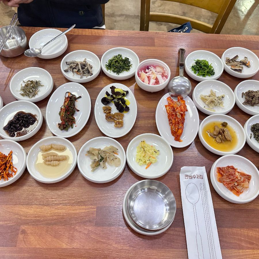 영남식당의 푸짐한 반찬 한 상 차림, 보기만 해도 군침이 돕니다.