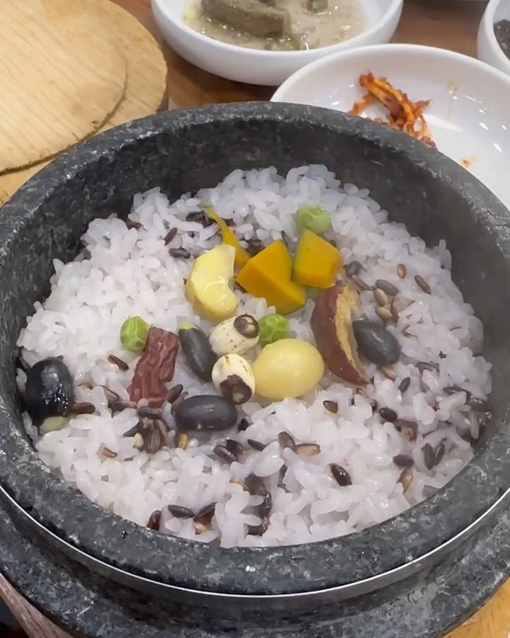 영남식당의 돌솥밥, 윤기가 흐르는 밥알과 다채로운 견과류의 조화가 훌륭합니다.