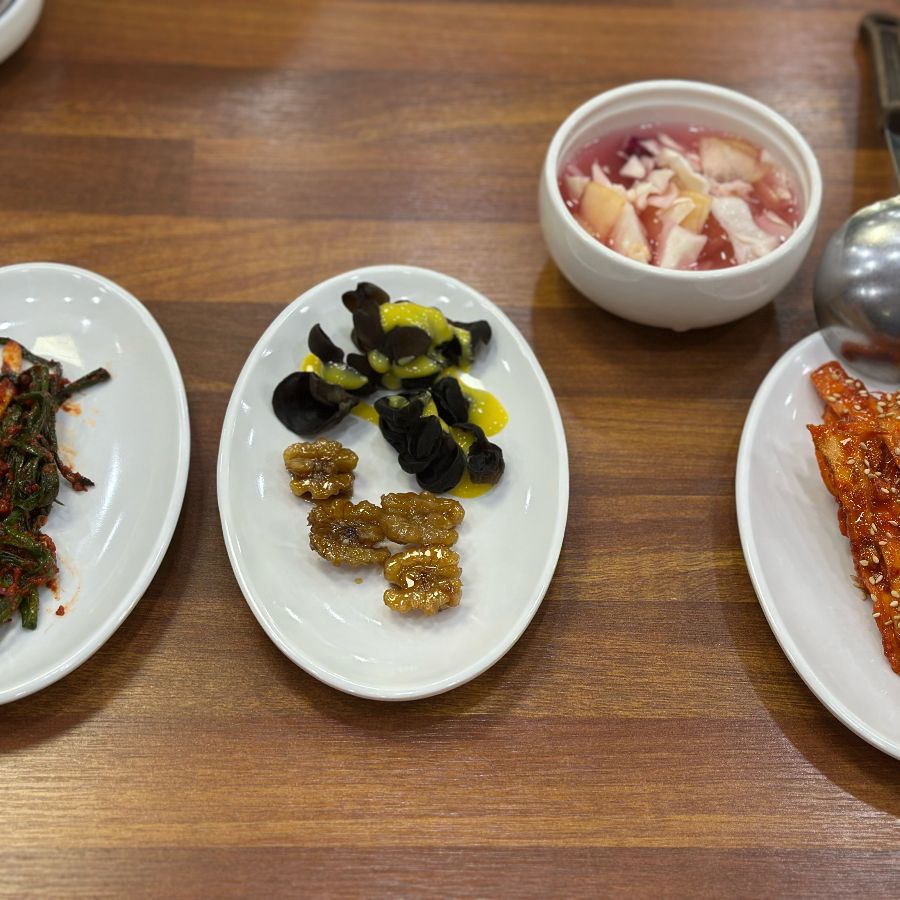 영남식당의 정갈한 반찬들, 신선한 재료 본연의 맛을 살렸습니다.