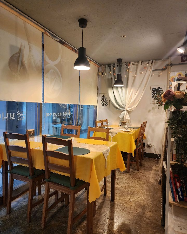 따뜻한 조명 아래 놓인 테이블과 의자