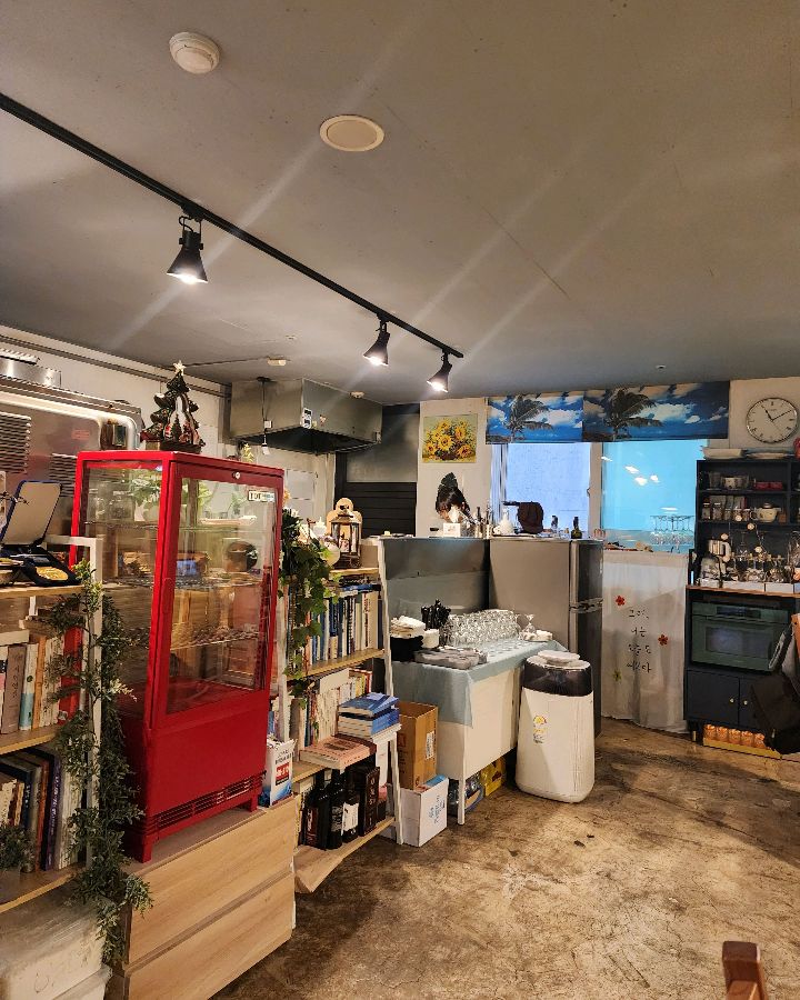 책과 소품으로 장식된 가게 내부