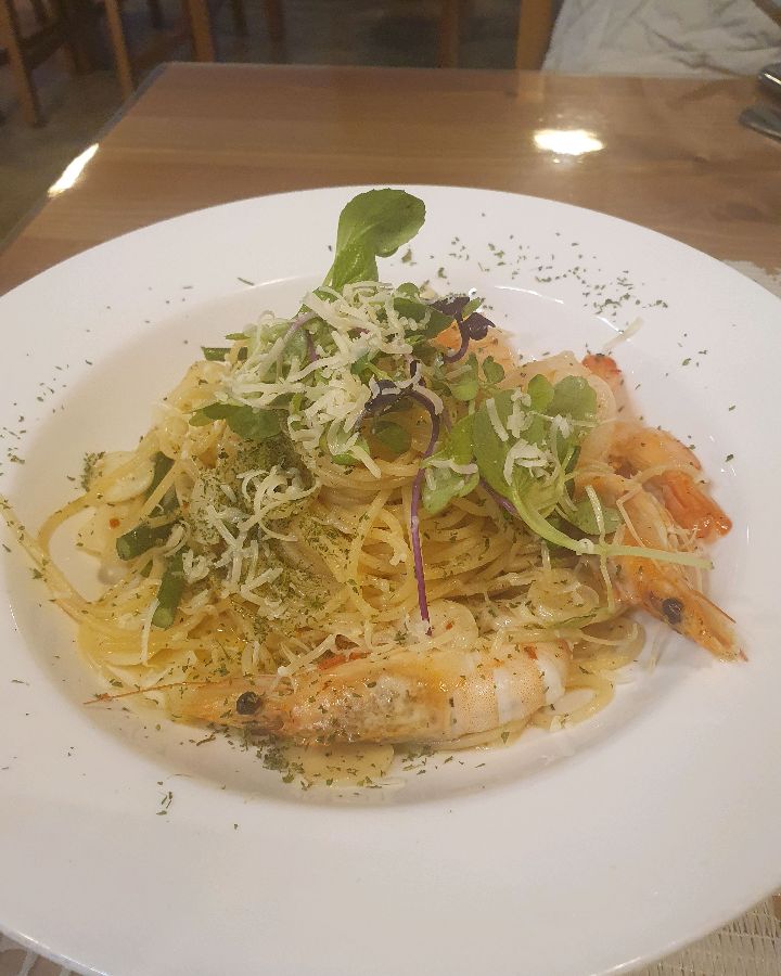 신선한 새우가 들어간 알리오 올리오 파스타