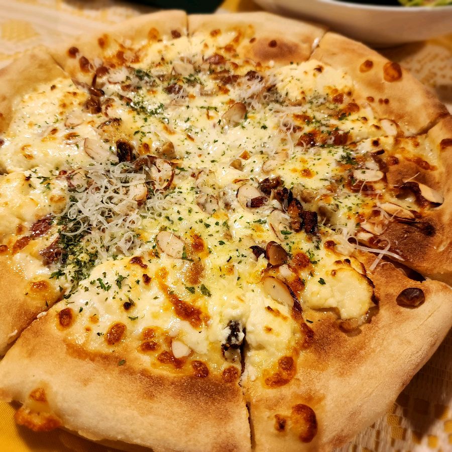 고르곤졸라 치즈와 견과류가 토핑된 고르곤졸라 피자