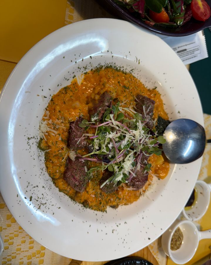 스테이크가 얹어진 리조또