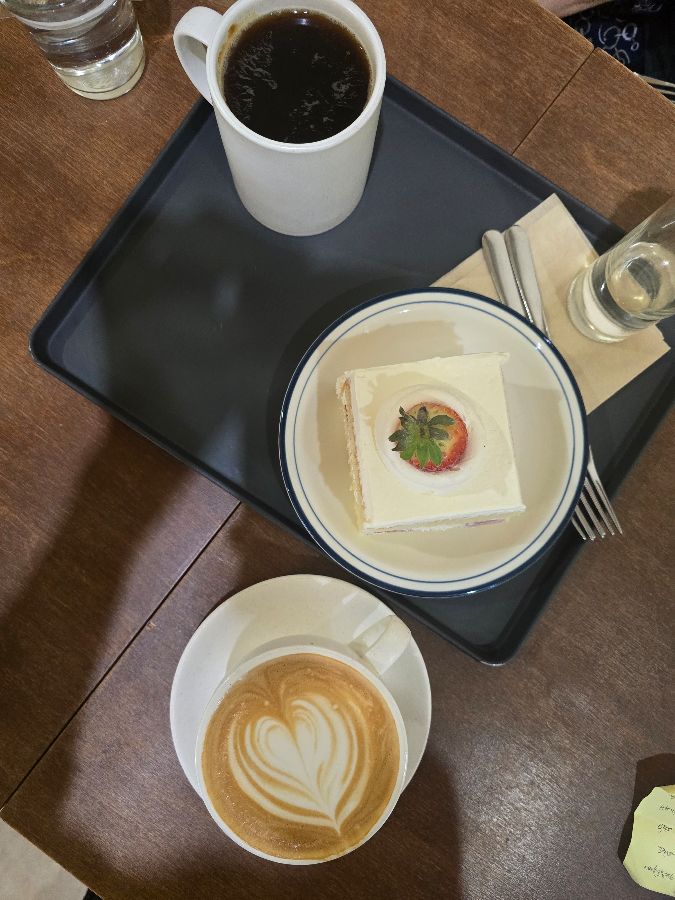 콘웨이커피의 딸기 케이크와 라떼