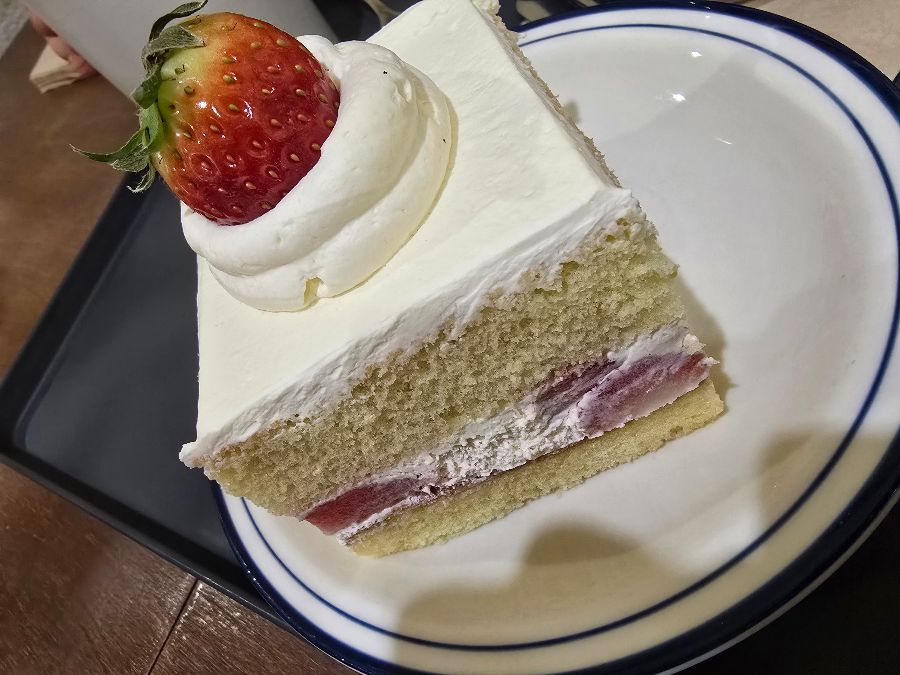 콘웨이커피 딸기 케이크의 단면