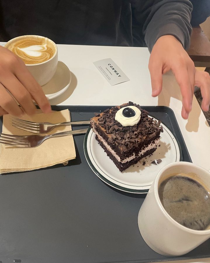 콘웨이커피의 라떼와 초콜릿 케이크