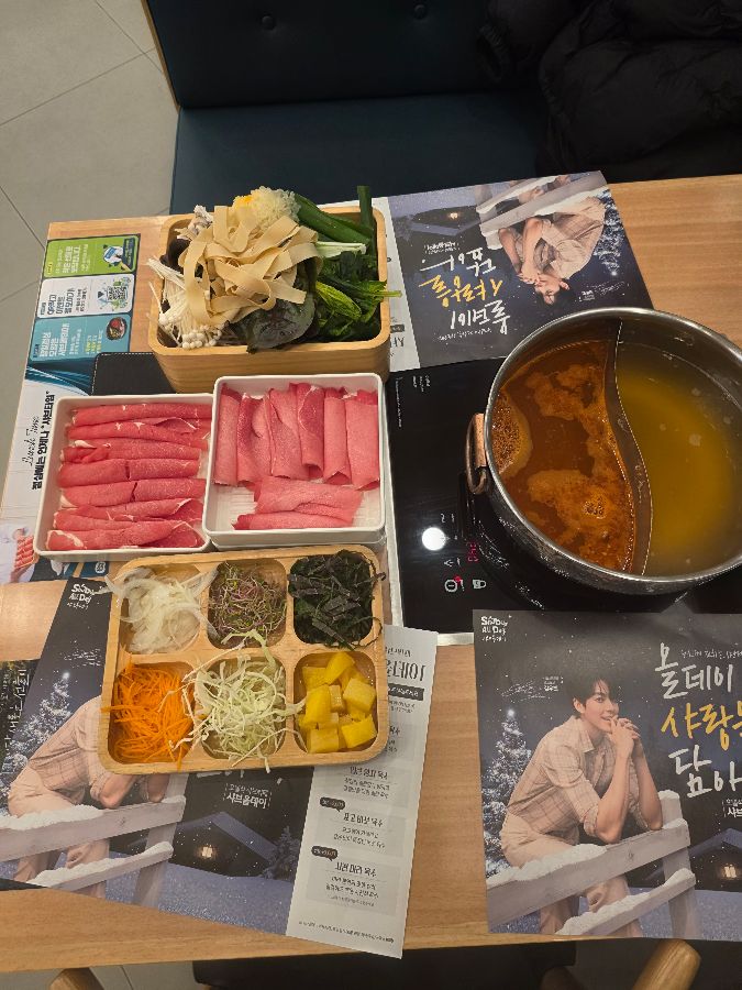 신선한 소고기와 채소가 준비된 샤브샤브 한 상