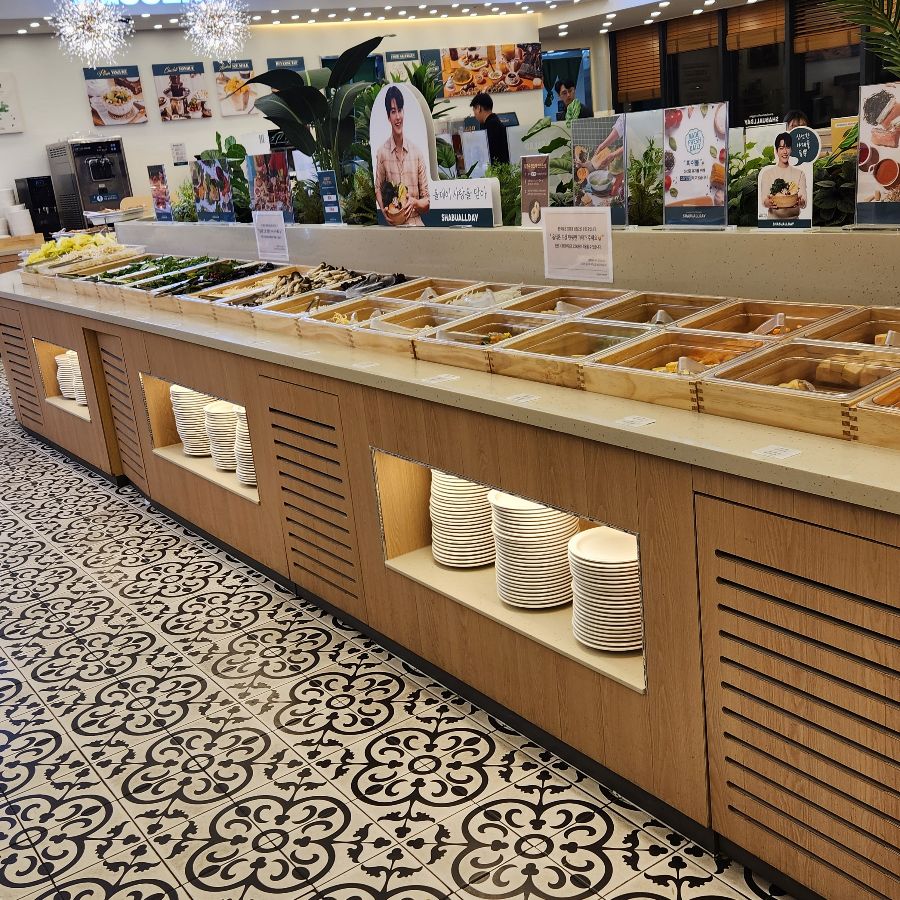 다양한 종류의 신선한 채소가 준비된 샐러드바