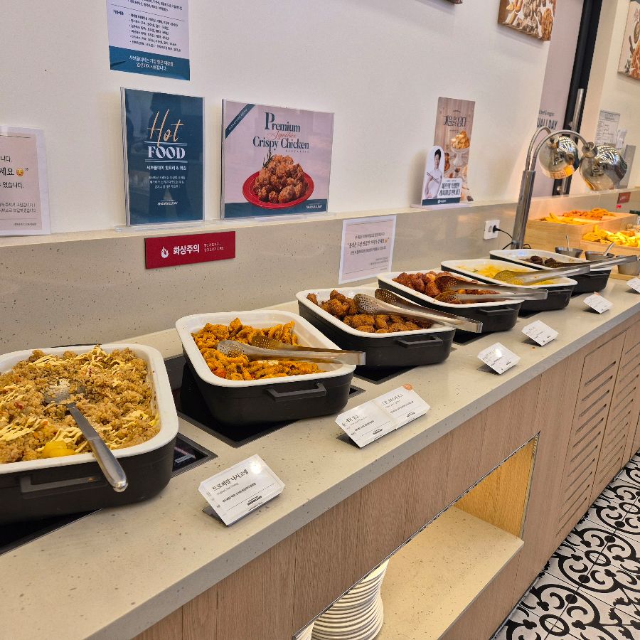 다양한 튀김 메뉴가 준비된 샐러드바 코너