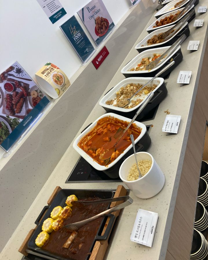 떡볶이, 볶음밥 등 다양한 핫푸드가 준비된 모습