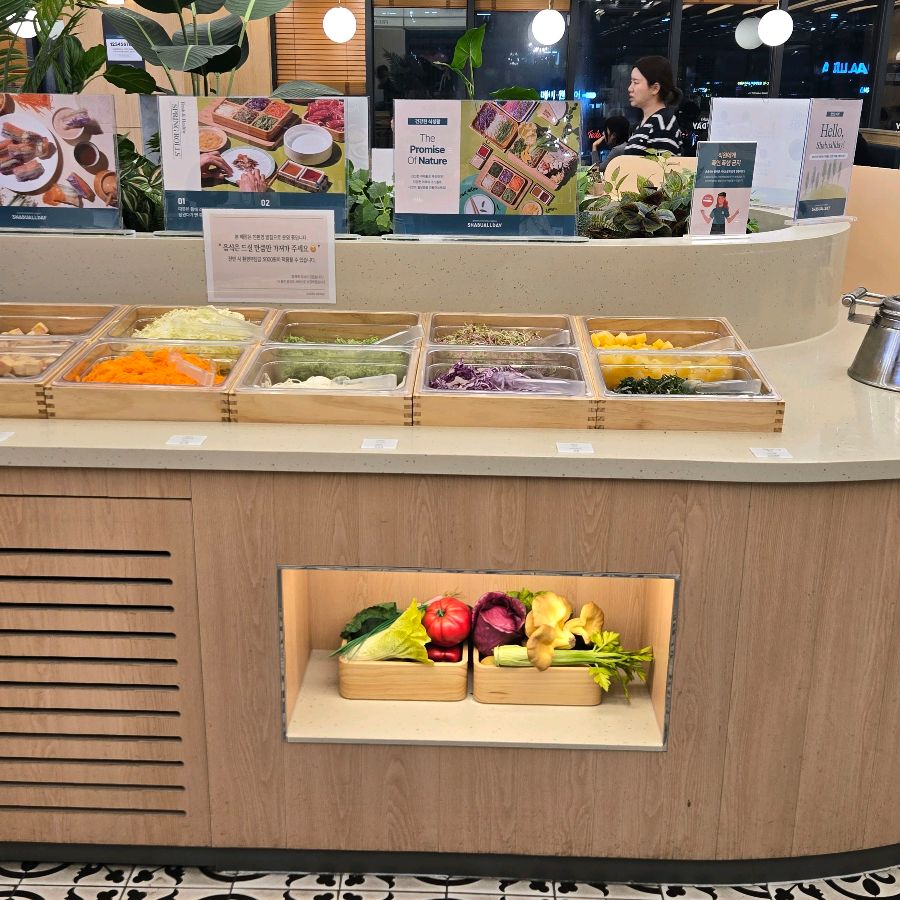 신선한 채소가 가득한 샐러드바의 모습