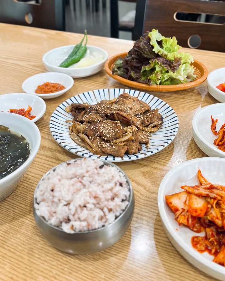 정갈하게 차려진 돼지불백 한 상