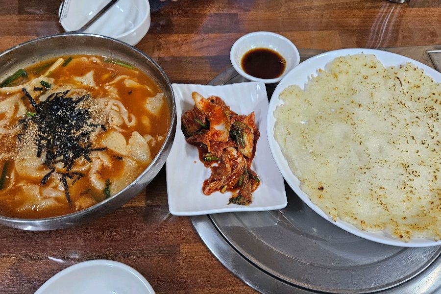 얼큰장칼제비와 열무김치