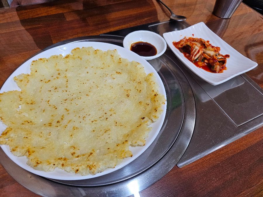 노릇하게 구워진 감자전