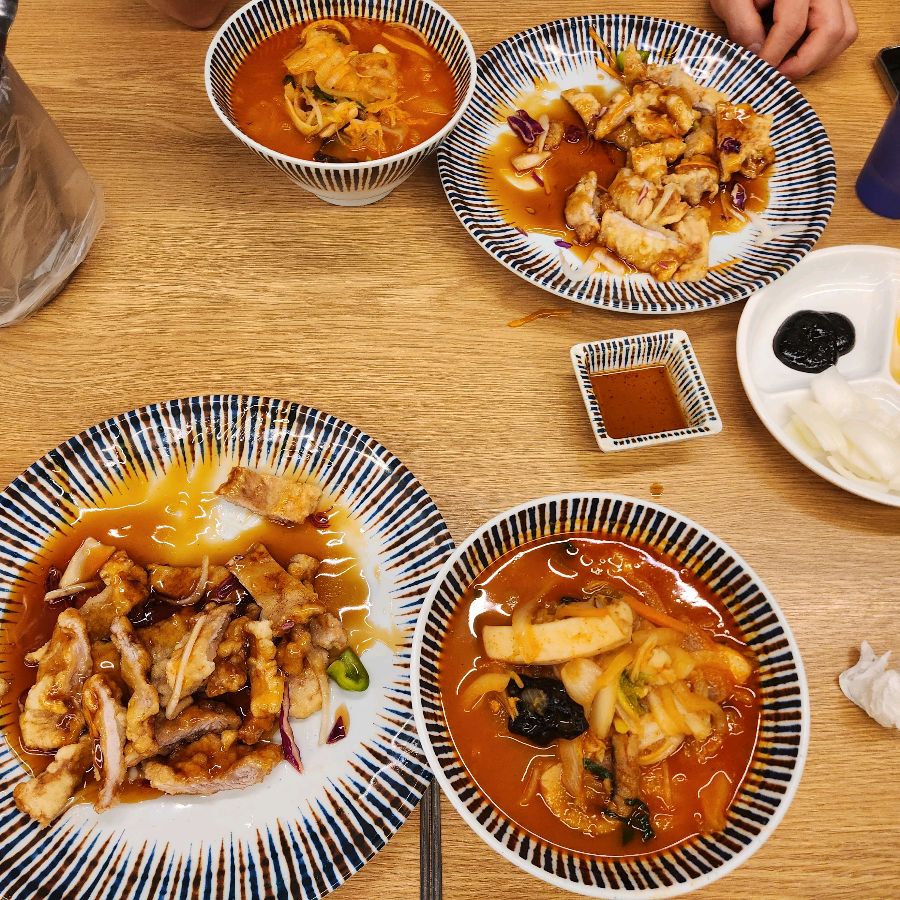 테이블 가득 차려진 짬뽕과 탕수육