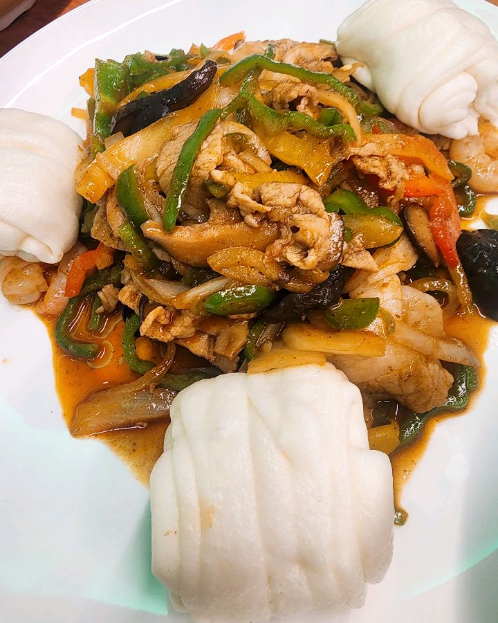 윤기가 흐르는 먹음직스러운 고추잡채