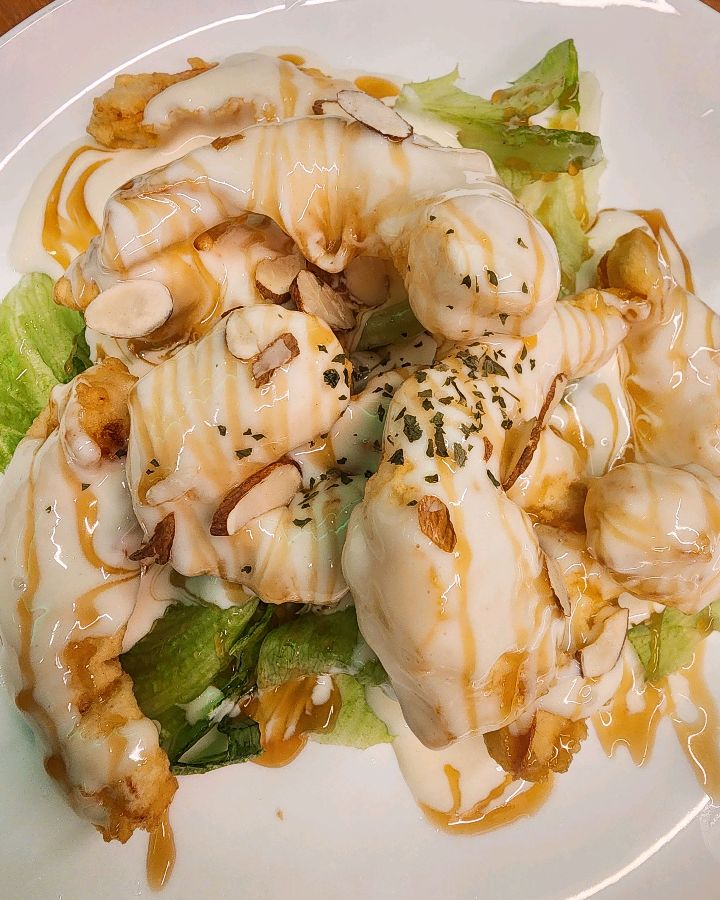 달콤한 소스가 뿌려진 샐러드 새우