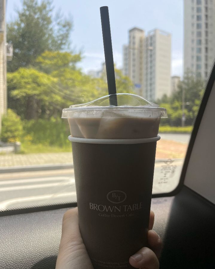 브라운 테이블 테이크 아웃 컵 홀더