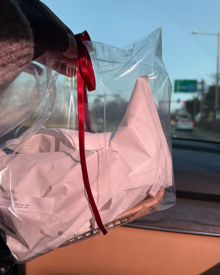 선물 포장된 브라운 테이블 디저트