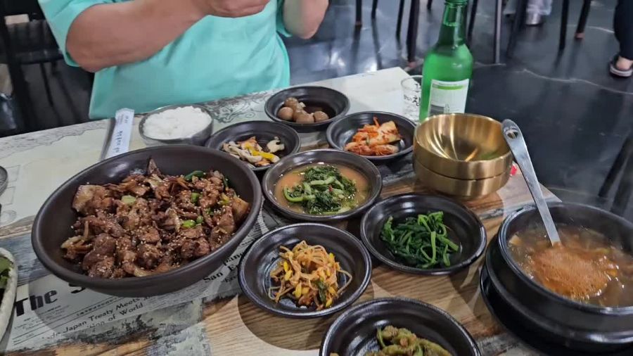 다채로운 밑반찬과 메인 요리가 풍성하게 차려진 한 상