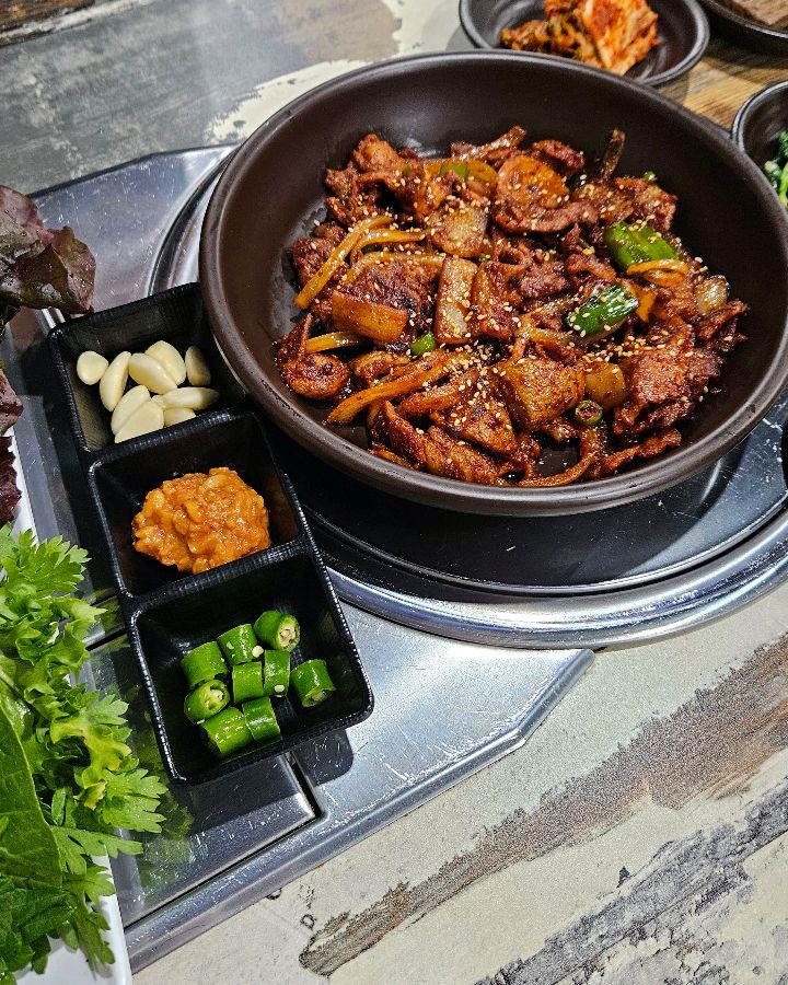 싱싱한 쌈 채소와 곁들임 재료들