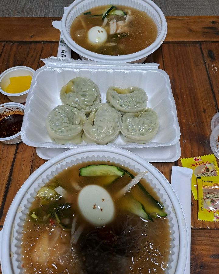 시원한 물냉면과 갈비만두