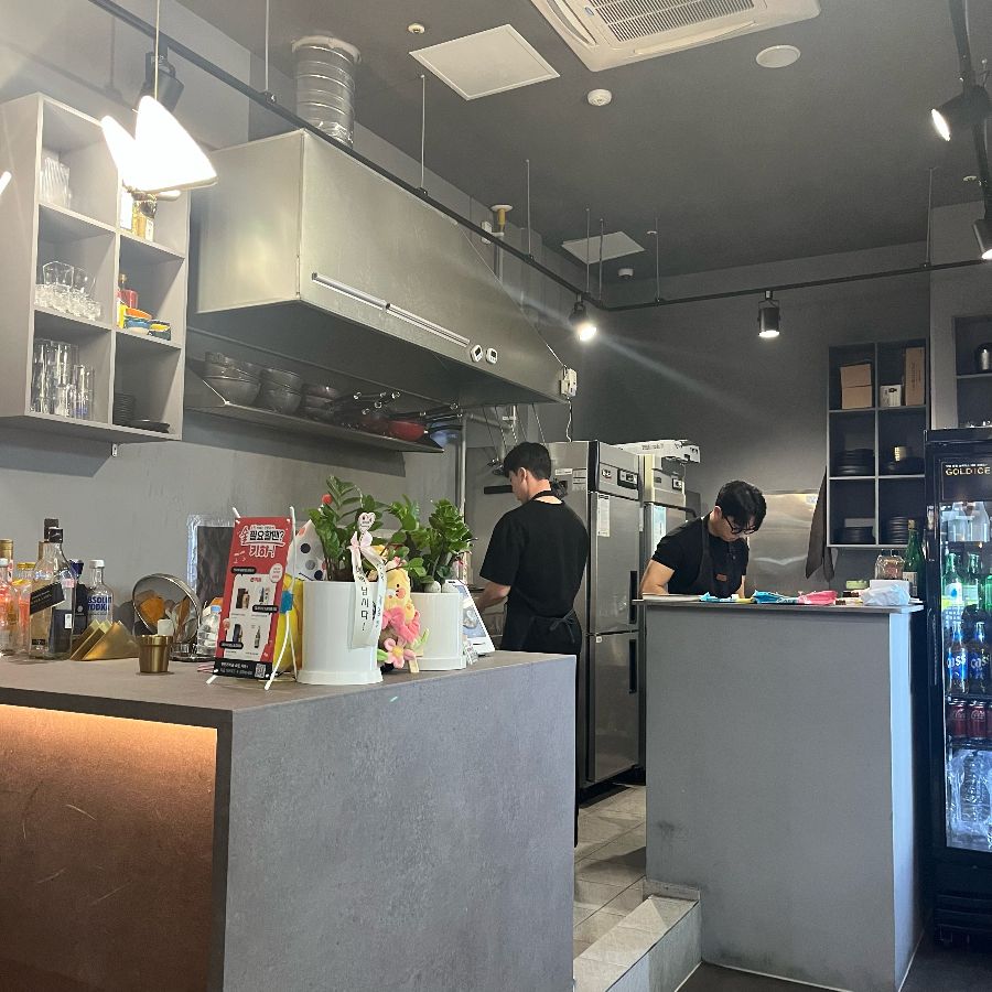 오픈 키친에서 분주하게 요리하는 셰프들의 모습