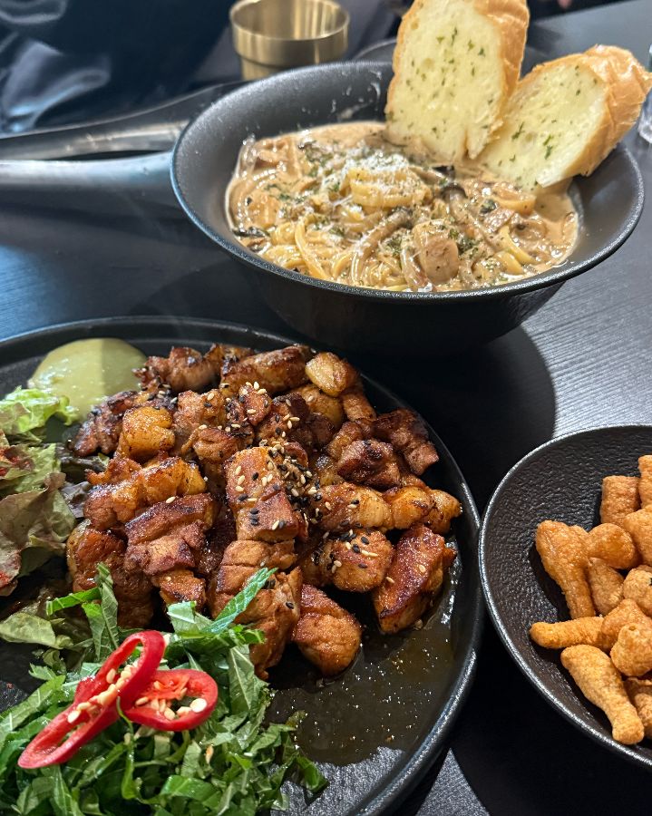 윤기가 흐르는 삼겹살은 보기만 해도 군침이 돈다