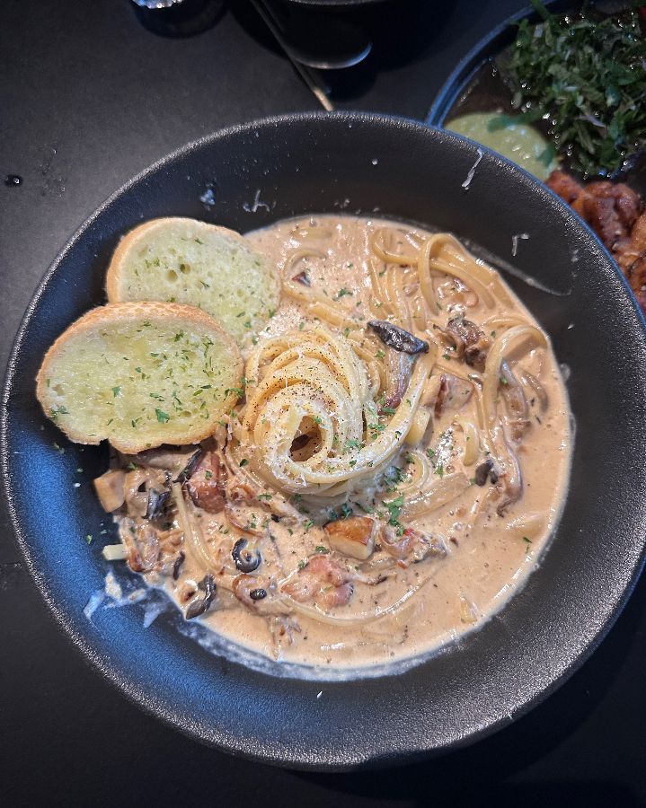 크림 소스의 깊은 풍미가 느껴지는 버섯크림파스타