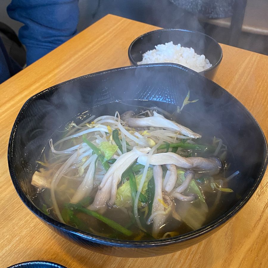 뽀얀 국물에 담긴 만두국의 모습은 보기만 해도 속이 따뜻해지는 듯합니다.