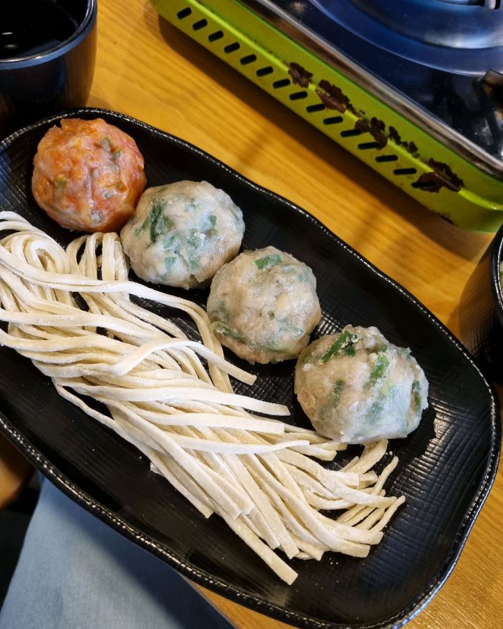 만두전골에 들어가는 다채로운 만두의 모습이 식욕을 자극합니다.