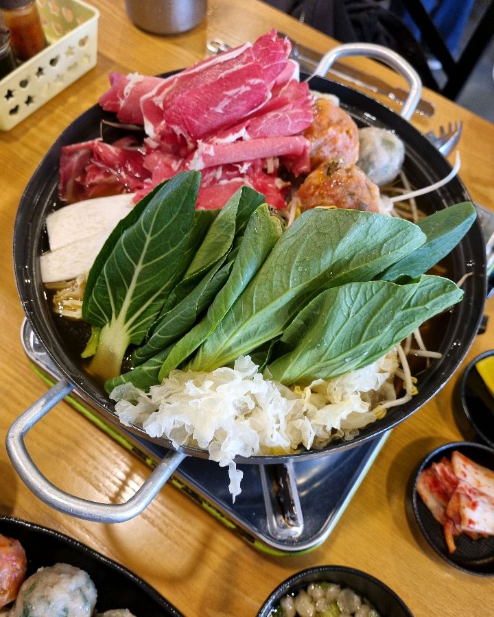 보글보글 끓는 만두전골은 추운 날씨에 완벽한 선택입니다.