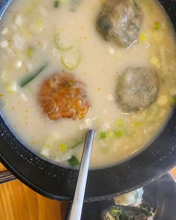 사골 육수의 깊은 맛이 느껴지는 사골만둣국입니다.