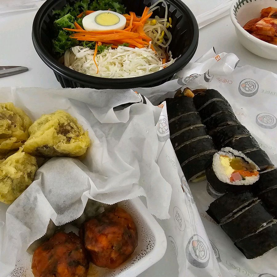 튀김 만두와 김밥, 쫄면의 조화는 환상의 궁합을 자랑합니다.