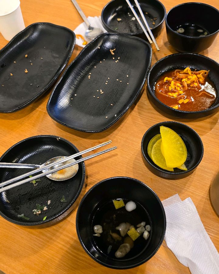 깔끔하게 비워진 그릇들이 맛에 대한 만족도를 증명합니다.