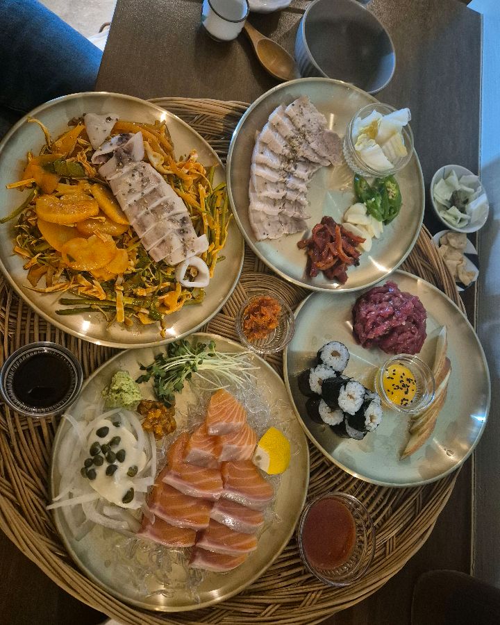 다채로운 메뉴들이 한 상 가득 차려진 모습