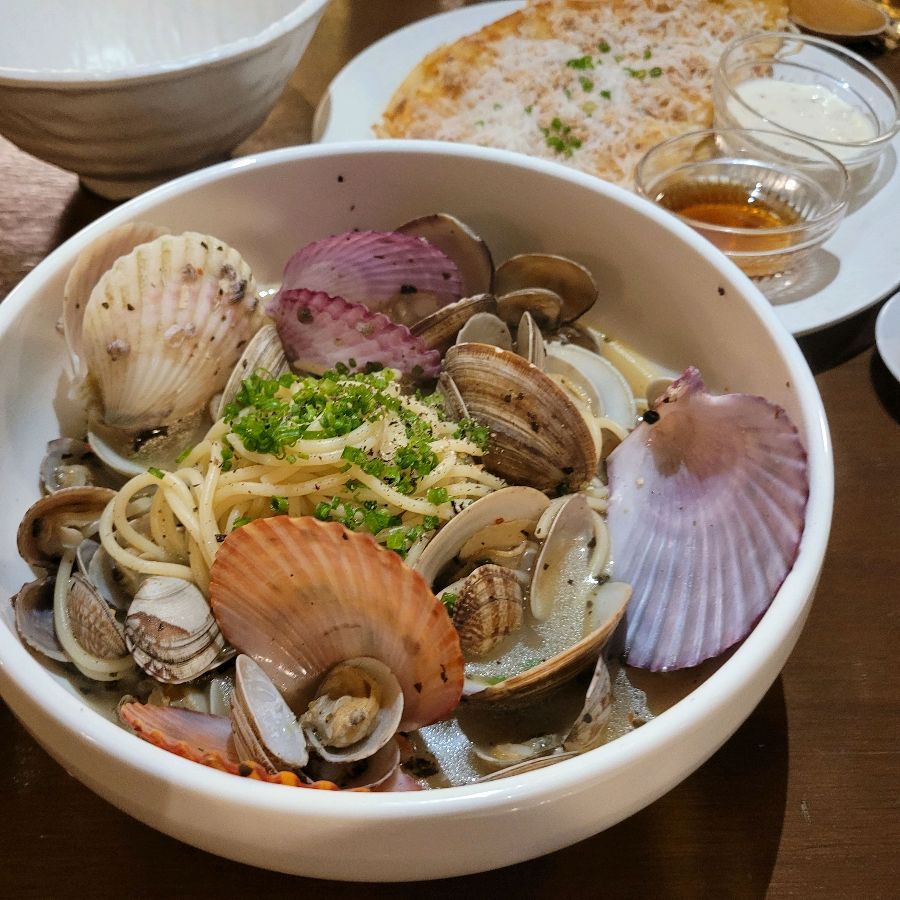 신선한 조개가 가득 담긴 조개 술찜