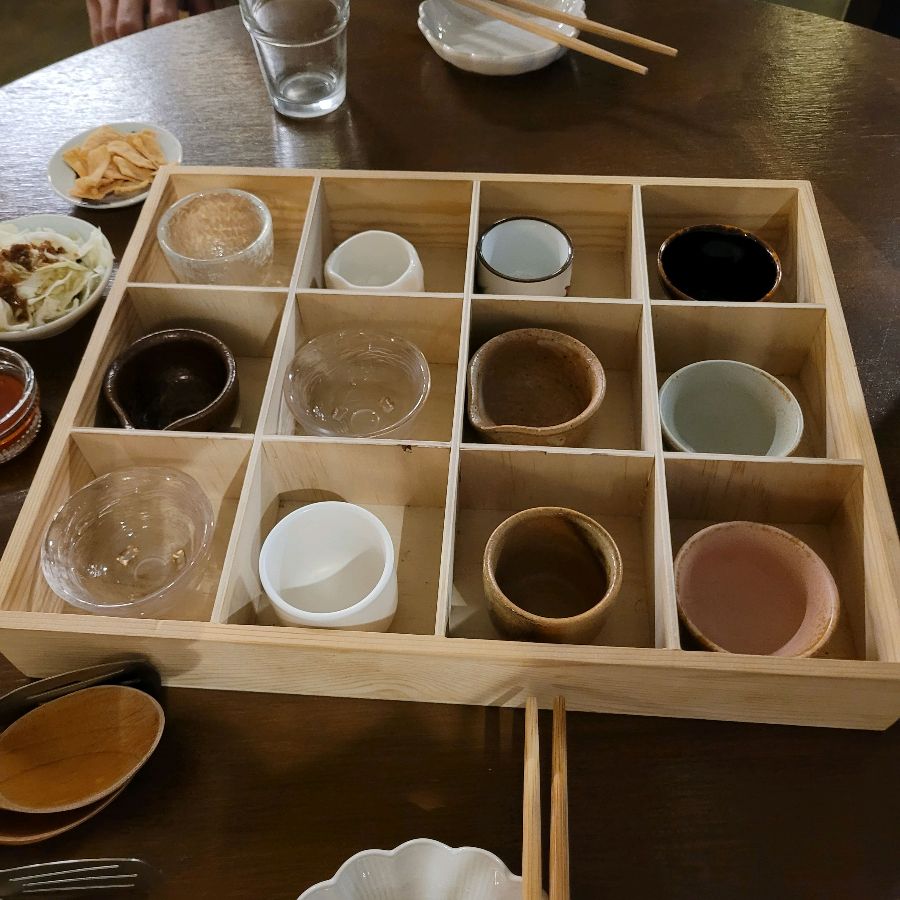 다양한 디자인의 술잔이 놓여 있는 모습