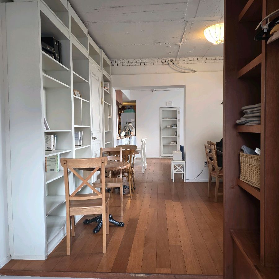 화이트톤 인테리어와 원목 가구의 조화가 돋보이는 공간, 편안하고 아늑한 분위기를 연출합니다.